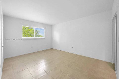 Condominio en alquiler en North Miami, Florida, 1 dormitorio, 65.96 m2 № 1890828 - foto 11