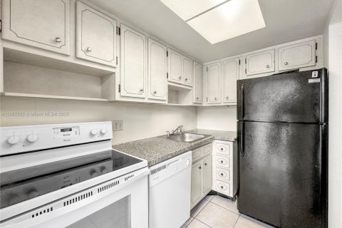 Condominio en alquiler en North Miami, Florida, 1 dormitorio, 65.96 m2 № 1890828 - foto 7