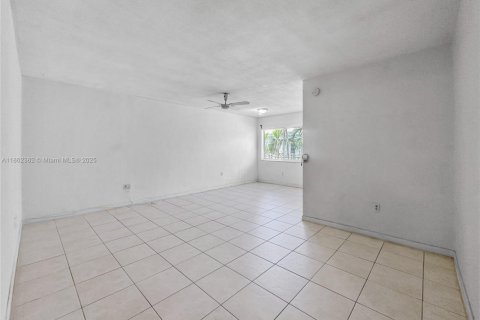 Condominio en alquiler en North Miami, Florida, 1 dormitorio, 65.96 m2 № 1890828 - foto 6