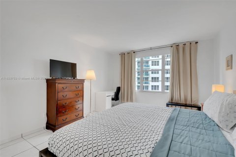 Condo in Miami Beach, Florida, 2 bedrooms  № 1804549 - photo 11
