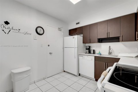 Condo in Miami Beach, Florida, 2 bedrooms  № 1804549 - photo 6