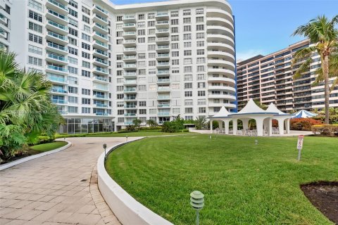 Condo in Miami Beach, Florida, 2 bedrooms  № 1804549 - photo 23
