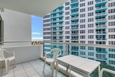 Condo in Miami Beach, Florida, 2 bedrooms  № 1804549 - photo 14