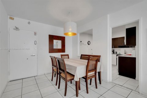 Condo in Miami Beach, Florida, 2 bedrooms  № 1804549 - photo 4