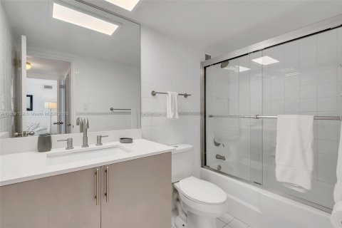Condo in Miami Beach, Florida, 2 bedrooms  № 1804549 - photo 12