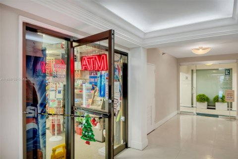 Condo in Miami Beach, Florida, 2 bedrooms  № 1804549 - photo 29