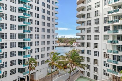 Condo in Miami Beach, Florida, 2 bedrooms  № 1804549 - photo 15
