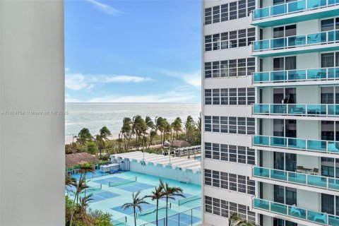 Condo in Miami Beach, Florida, 2 bedrooms  № 1804549 - photo 1