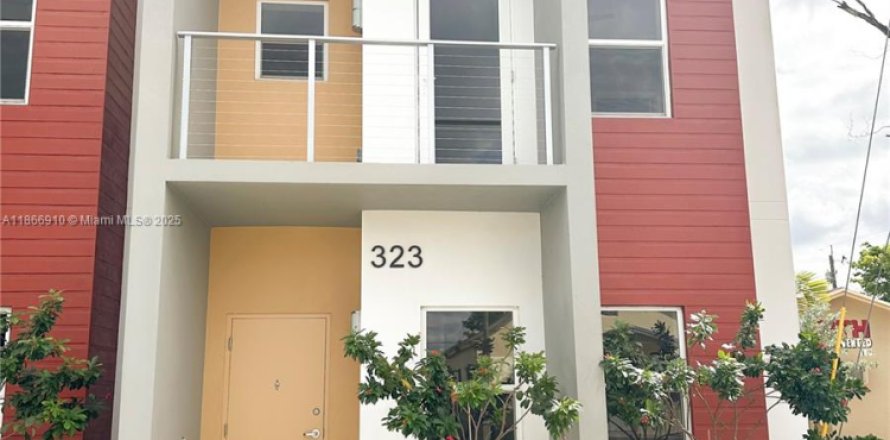 Adosado en Hallandale Beach, Florida 2 dormitorios, 126.35 m2 № 1928188
