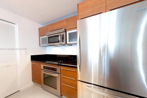 Condo in Miami, Florida, 2 bedrooms  № 1925273 - photo 9