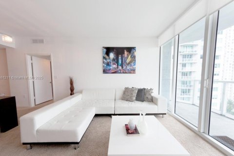 Condo in Miami, Florida, 2 bedrooms  № 1925273 - photo 2