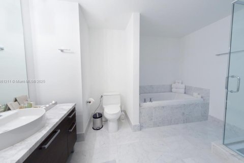 Condo in Miami, Florida, 2 bedrooms  № 1925273 - photo 13