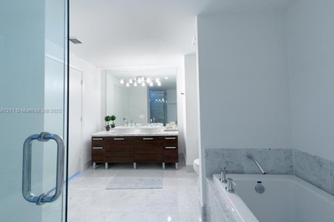 Condo in Miami, Florida, 2 bedrooms  № 1925273 - photo 14