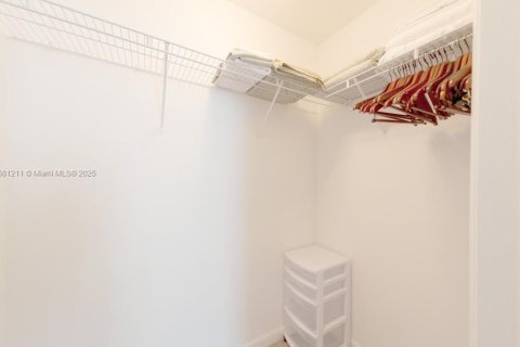 Condo in Miami, Florida, 2 bedrooms  № 1925273 - photo 12