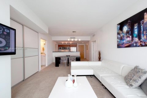 Condo in Miami, Florida, 2 bedrooms  № 1925273 - photo 1