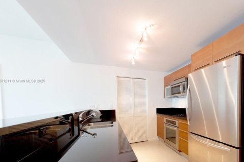 Condo in Miami, Florida, 2 bedrooms  № 1925273 - photo 8