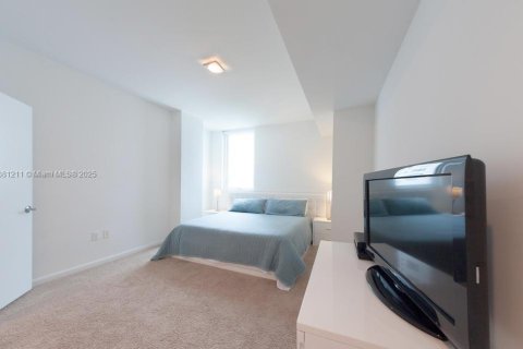 Condo in Miami, Florida, 2 bedrooms  № 1925273 - photo 11