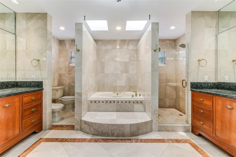 Снять в аренду виллу или дом в Корал-Гейблс, Флорида 5 спален, 447.79м2, № 1940951 - фото 13