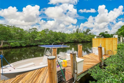 Снять в аренду виллу или дом в Корал-Гейблс, Флорида 5 спален, 447.79м2, № 1940951 - фото 17