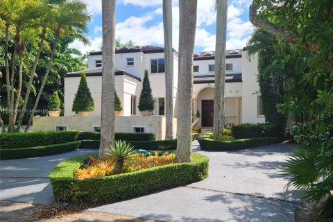 Снять в аренду виллу или дом в Корал-Гейблс, Флорида 5 спален, 447.79м2, № 1940951 - фото 1