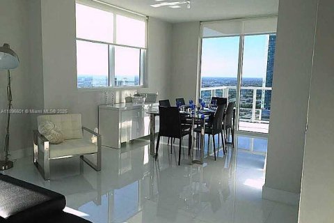 Apartamento en alquiler en Miami, Florida, 2 dormitorios, 111.76 m2 № 1948186 - foto 1