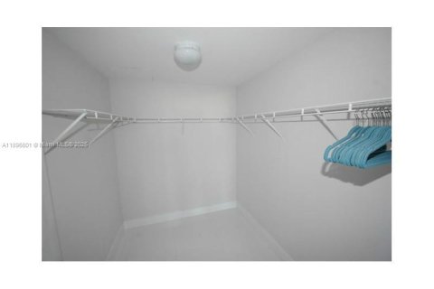Apartamento en alquiler en Miami, Florida, 2 dormitorios, 111.76 m2 № 1948186 - foto 12