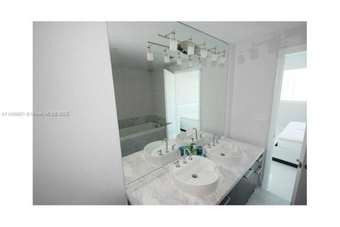 Apartamento en alquiler en Miami, Florida, 2 dormitorios, 111.76 m2 № 1948186 - foto 8