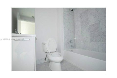 Apartamento en alquiler en Miami, Florida, 2 dormitorios, 111.76 m2 № 1948186 - foto 14