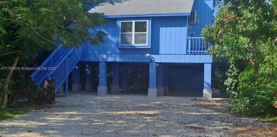 House in Tavernier, Florida 3 bedrooms, 154.87 sq.m. № 1700096