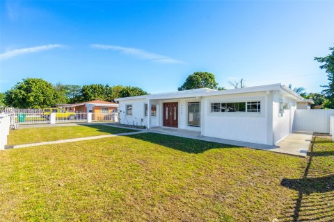 Купить виллу или дом в Майами, Флорида 3 спальни, 216.09м2, № 1997110 - фото 2