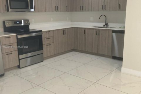 Townhouse in Homestead, Florida 3 bedrooms, 129.88 sq.m. № 2012615 - photo 3