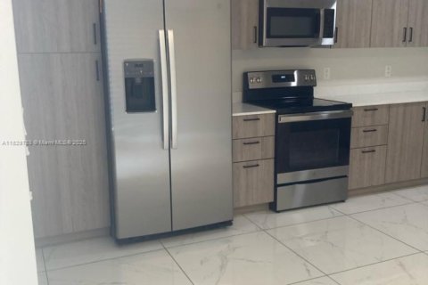 Townhouse in Homestead, Florida 3 bedrooms, 129.88 sq.m. № 2012615 - photo 4