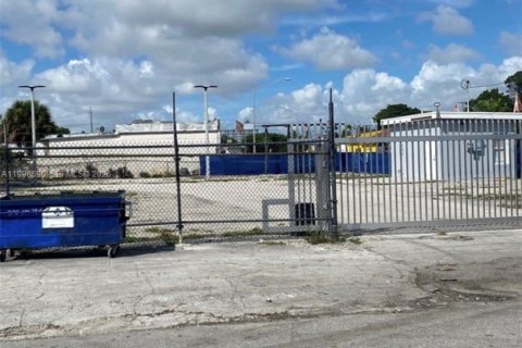 Коммерческая недвижимость в Майами, Флорида № 2060497