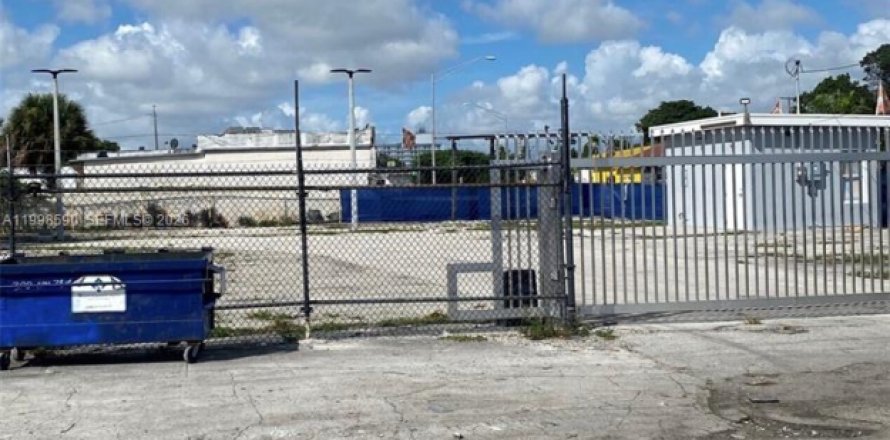 Коммерческая недвижимость в Майами, Флорида № 2060497