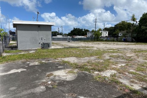 Купить коммерческую недвижимость в Майами, Флорида № 2060497 - фото 17