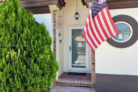 Villa ou maison à vendre à Cutler Bay, Floride: 3 chambres, 163.51 m2 № 1938637 - photo 2