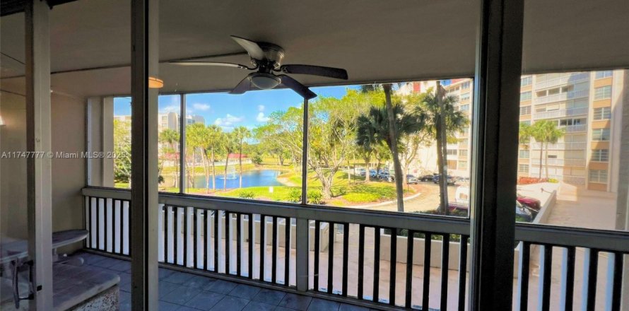 Condominio en Lauderhill, Florida, 2 dormitorios № 1729501