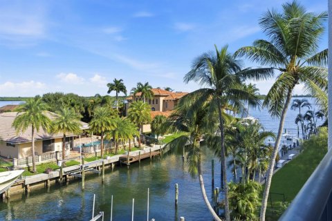 Condo in North Palm Beach, Florida, 2 bedrooms № 2246192 - photo 17