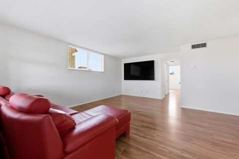Condo in North Palm Beach, Florida, 2 bedrooms № 2246192 - photo 11