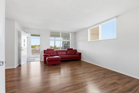 Condo in North Palm Beach, Florida, 2 bedrooms № 2246192 - photo 10