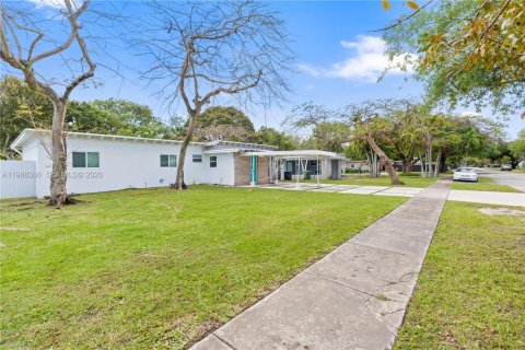 House in North Miami, Florida 3 bedrooms, 127.18 sq.m. № 2050978 - photo 4