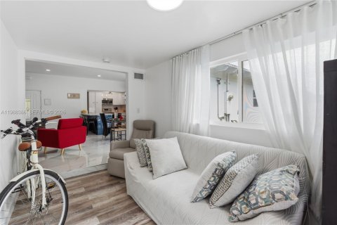 House in North Miami, Florida 3 bedrooms, 127.18 sq.m. № 2050978 - photo 26