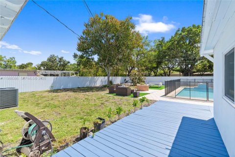 House in North Miami, Florida 3 bedrooms, 127.18 sq.m. № 2050978 - photo 29