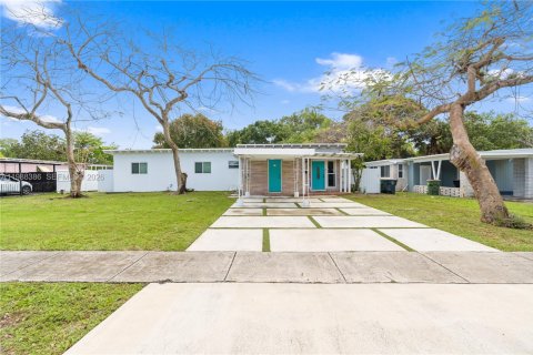 House in North Miami, Florida 3 bedrooms, 127.18 sq.m. № 2050978