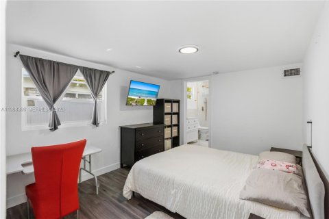 House in North Miami, Florida 3 bedrooms, 127.18 sq.m. № 2050978 - photo 19