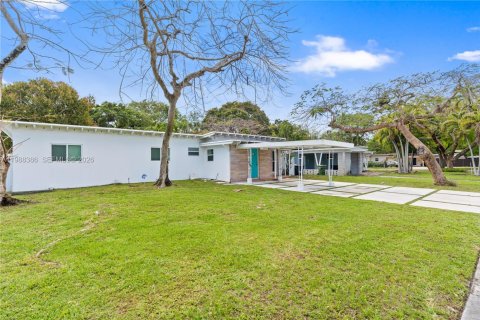 House in North Miami, Florida 3 bedrooms, 127.18 sq.m. № 2050978 - photo 3