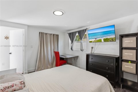 House in North Miami, Florida 3 bedrooms, 127.18 sq.m. № 2050978 - photo 21