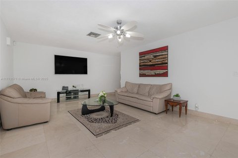 House in Lauderdale-by-the-Sea, Florida 4 bedrooms, 272.58 sq.m. № 1868303 - photo 18