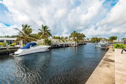House in Lauderdale-by-the-Sea, Florida 4 bedrooms, 272.58 sq.m. № 1868303 - photo 8