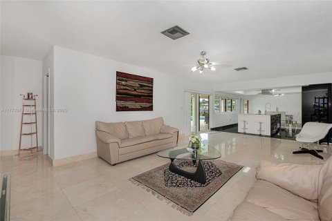 House in Lauderdale-by-the-Sea, Florida 4 bedrooms, 272.58 sq.m. № 1868303 - photo 17